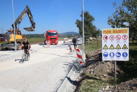 ASFALTIRANJE KOLESARSKE POTI CERKNICA  DOLENJE JEZERO 04 FOTO LJUBO VUKELIČ
